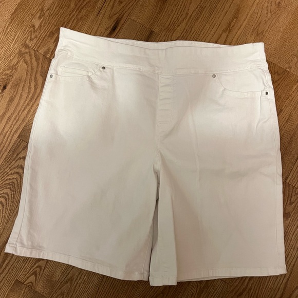 White Croft and Barrow pull on shorts. Size 18. - Picture 1 of 3